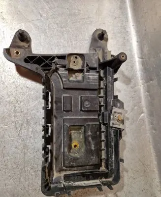Volkswagen PASSAT B7 Battery tray 1K0915333