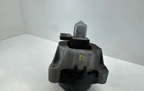 BMW 5 G30 G31 G38 Engine mount bracket 6883514