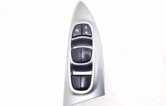 Nissan Juke I F15 Electric window control switch