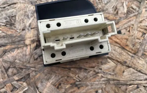 Volkswagen Golf III Passenger airbag on/off switch 1H1919235D