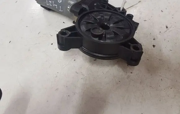 Volvo V40 Front door window regulator motor 3130034194