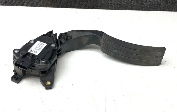 Renault Captur Accelerator throttle pedal 180223454R 14072014 6PV00997809