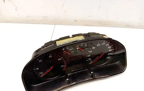 Volkswagen PASSAT B5 Speedometer (instrument cluster) 3b1919880c