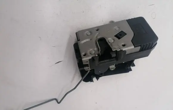 Opel Vivaro Rear door lock 8200008469