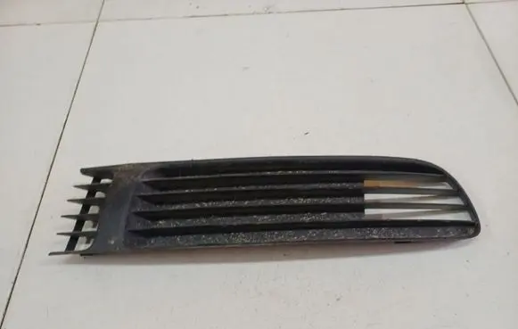 Volkswagen PASSAT B5 Front bumper lower grill 3B0853678