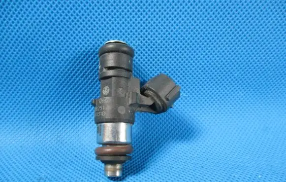 Volkswagen Up Fuel injector 04C906031D