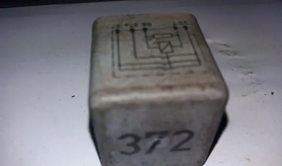 Volkswagen PASSAT B5 Other relay 4D0951253
