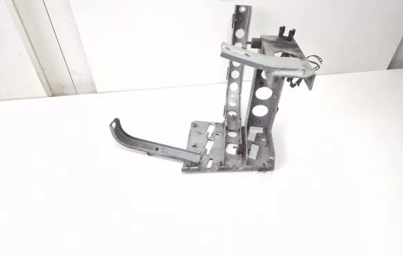 Fender mounting bracket