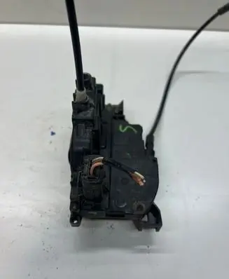 Renault Clio III Front door lock 1205C