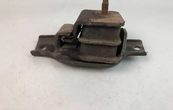 Subaru Impreza II Engine mount bracket