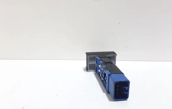Hyundai Santa Fe Windscreen/window heater switch 621W05010