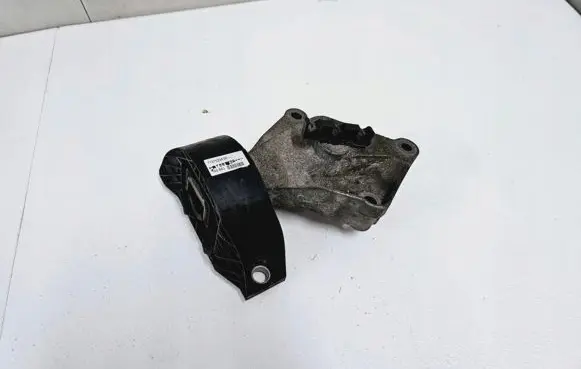 Renault Clio IV Engine mount vacuum valve 