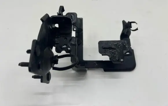 Peugeot 3008 III Horn signal holder/bracket 9842464080