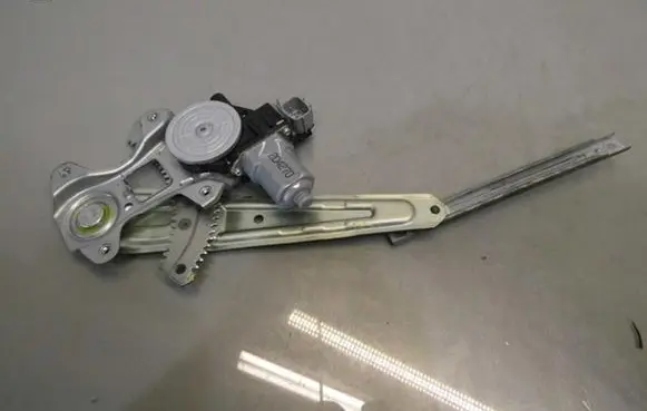 Nissan Juke I F15 Rear window lifting mechanism without motor