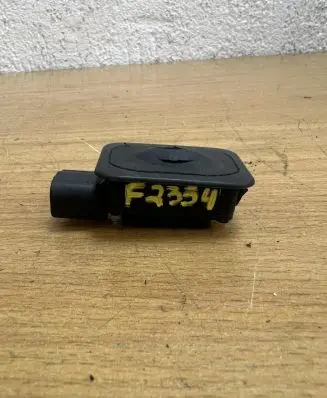 Land Rover Discovery 3 - LR3 Tailgate/boot open switch button 1L2T14K147AA F2354