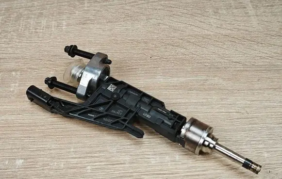 BMW 8 G16 Fuel injector 8656548