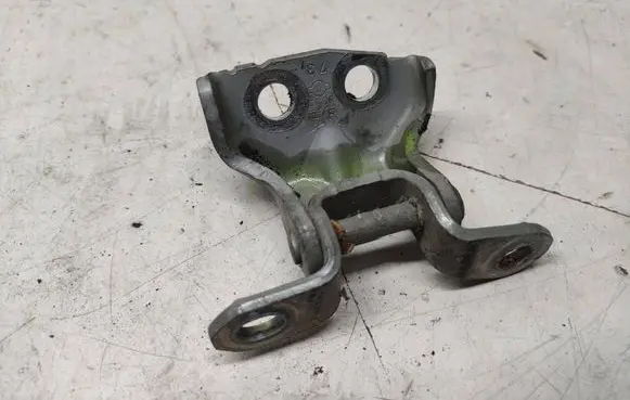 Nissan Qashqai Front door lower hinge