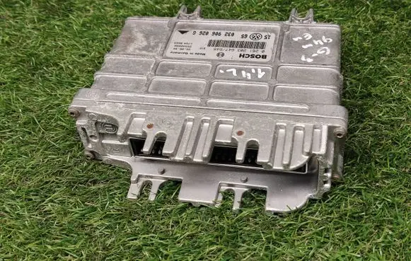 Volkswagen Golf III Engine control unit/module ECU 032906026G 0261203647