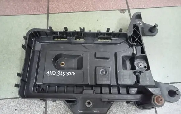 Volkswagen Golf V Battery tray 1K0915333