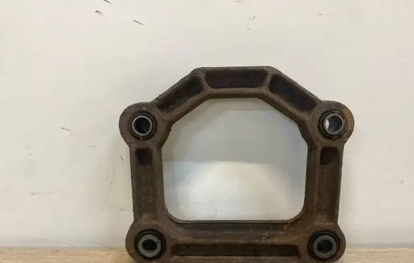 Jaguar XK8 - XKR Rear differential/diff mount bracket RCCC2891F