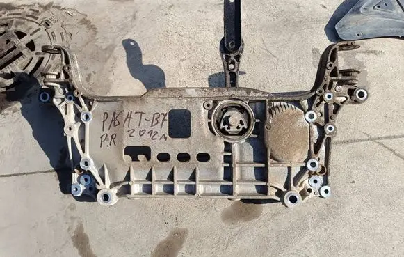 Volkswagen PASSAT B7 Front subframe