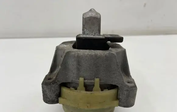 BMW 5 G30 G31 G38 Engine mount bracket 6883513 11101714