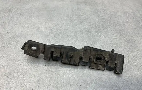 Front bumper mounting bracket