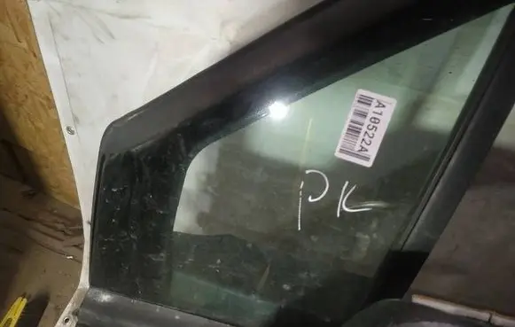 Citroen C8 Front door vent window glass four-door as2