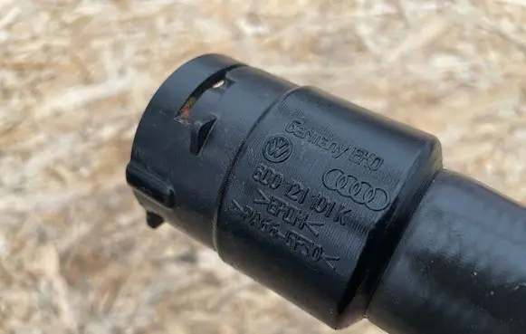 Volkswagen PASSAT B5 Engine coolant pipe/hose 8D0121101K
