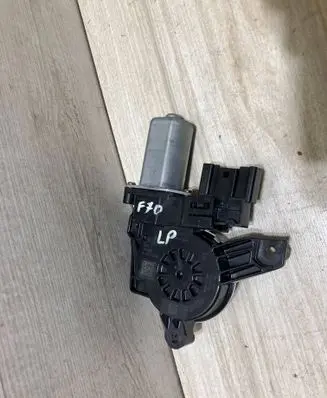 BMW 1 F70 Front door window regulator motor 5A75082