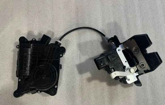 Hyundai Santa Fe Loading door lock 81800S1100