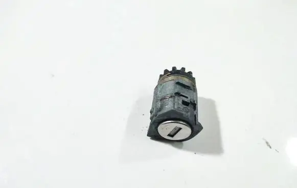 Volkswagen PASSAT B6 Front door lock (next to the handle) 