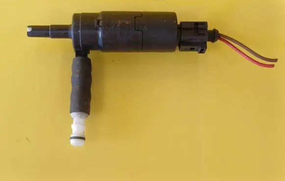 Volkswagen PASSAT B6 Headlight washer pump 3B7955681