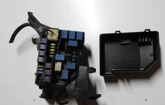 Suzuki SX4 Relay mounting block 23423xz
