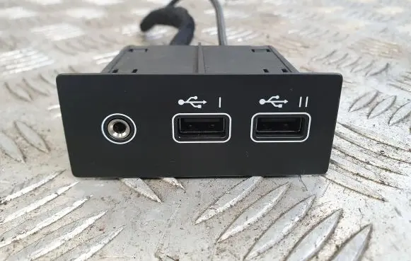 Renault Captur II USB socket connector 284H39520R