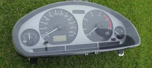 Mitsubishi Carisma Speedometer (instrument cluster) MR915796