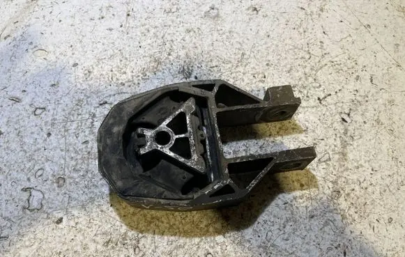 Volvo V50 Engine mount bracket