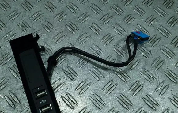 Mercedes-Benz S W222 USB socket connector 