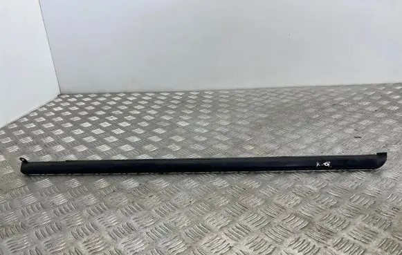 Toyota Land Cruiser (J100) Rear glass trim 