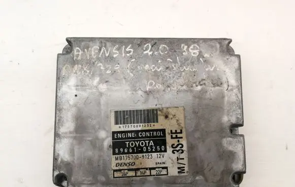 Toyota Avensis T220 Engine control unit/module 8966105250