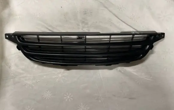 Toyota Avensis T220 Front bumper upper radiator grill