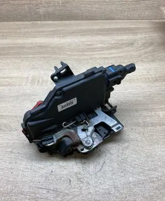 Volkswagen Touran I Front door lock 3D1837016