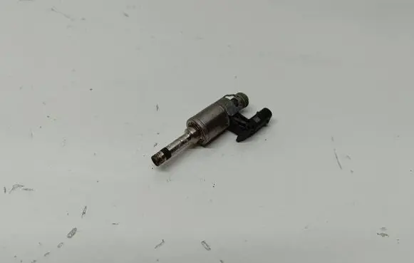 Volkswagen PASSAT B7 Fuel injector 04E133036A