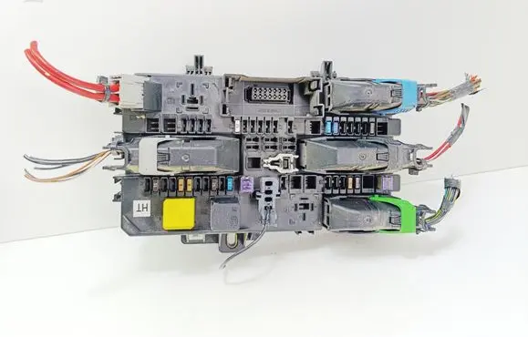 Opel Astra H Fuse module 13222173