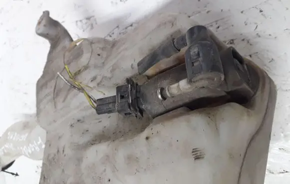 Ford Mondeo Mk III Windscreen/windshield washer pump