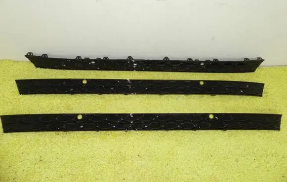 Rear bumper trim bar molding
