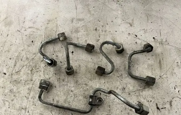 Volkswagen PASSAT B7 Fuel injector supply line/pipe 