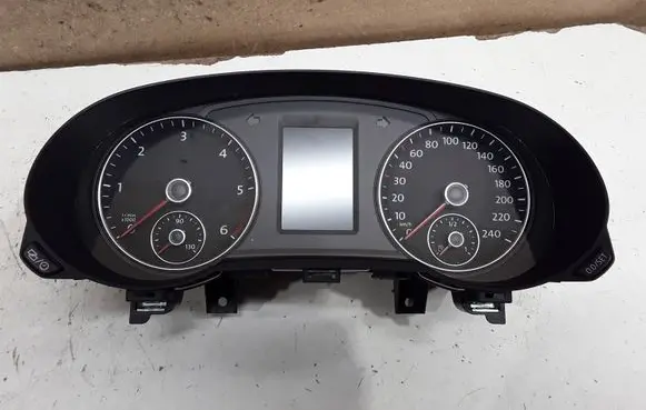 Volkswagen Sharan Speedometer (instrument cluster) 7N0920870L