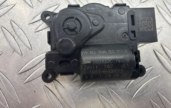 Volkswagen PASSAT B8 Air flap motor/actuator 5WA907511