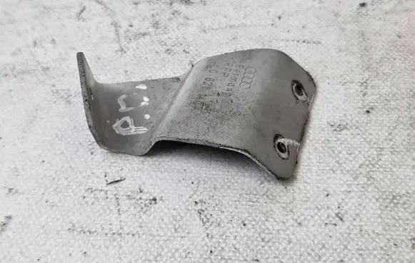 Audi Q7 4L Fender mounting bracket 4L0821140A